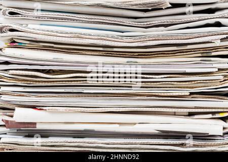 Stapel von gestapelten generischen gefalteten Zeitungen Hintergrund. News und Updates Konzept. Stockfoto