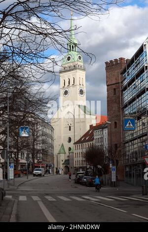 Türme der Peterskirche und Löwenturm in München Stockfoto