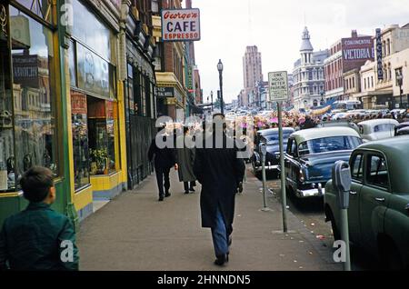 Belebte Straßen Chinatown im Stadtzentrum, vermutlich Russell Street Melbourne, Victoria, Australien 1956 - George'n Cafe Expresso Stockfoto