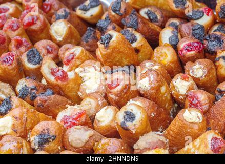 Pirozhki - gebackene Brötchen mit Marmelade, Marmelade oder Quark. Stockfoto