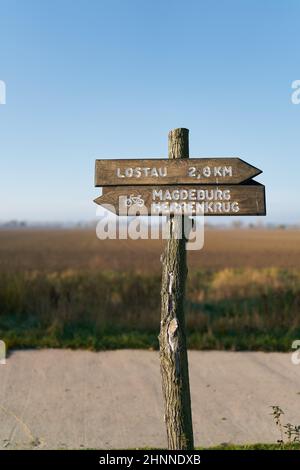 Wegweiser auf dem beliebten Elbradweg zwischen der Stadt Magdeburg und dem Dorf Lostau in Deutschland Stockfoto