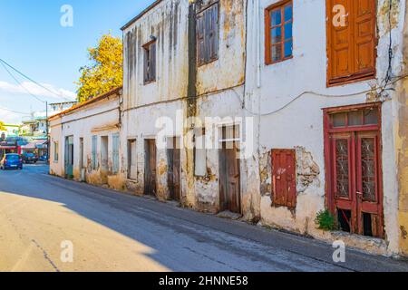 Alte verlassene kaputte und schmutzige Häuser Gebäude Rhodos Griechenland. Stockfoto