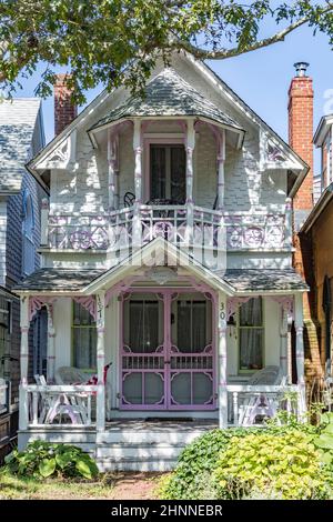 Zimmerleute Cottages genannt Lebkuchenhäuser an der Lake Avenue, Oak Bluffs auf Martha's Vineyard, Massachusetts, USA Stockfoto