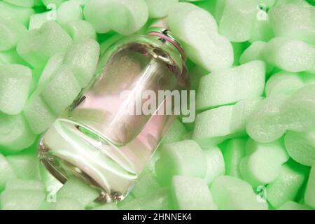Styropor granulare Verpackungsfüller für Pakete, Schutzverpackung . Parfümschutz aus Glas, sterilisierte Gläser. Umweltfreundliche Verpackung Stockfoto