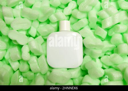 Styropor granulare Verpackungsfüller für Pakete, Schutzverpackung . Parfümschutz aus Glas, sterilisierte Gläser. Umweltfreundliche Verpackung Stockfoto