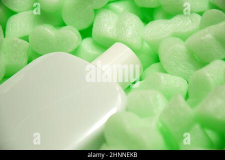 Styropor granulare Verpackungsfüller für Pakete, Schutzverpackung . Parfümschutz aus Glas, sterilisierte Gläser. Umweltfreundliche Verpackung Stockfoto