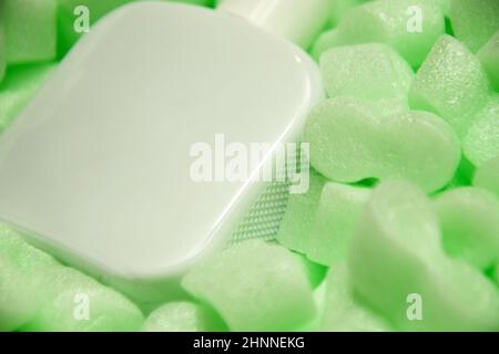 Styropor granulare Verpackungsfüller für Pakete, Schutzverpackung . Parfümschutz aus Glas, sterilisierte Gläser. Umweltfreundliche Verpackung Stockfoto