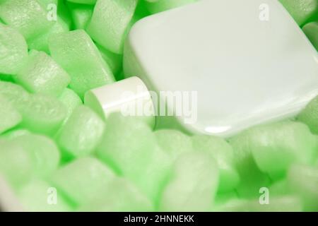 Styropor granulare Verpackungsfüller für Pakete, Schutzverpackung . Parfümschutz aus Glas, sterilisierte Gläser. Umweltfreundliche Verpackung Stockfoto