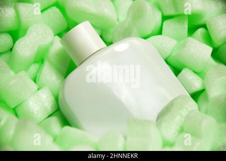 Styropor granulare Verpackungsfüller für Pakete, Schutzverpackung . Parfümschutz aus Glas, sterilisierte Gläser. Umweltfreundliche Verpackung Stockfoto