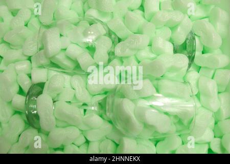 Styropor granulare Verpackungsfüller für Pakete, Schutzverpackung . Glasschutz, sterilisierte Gläser. Umweltfreundliche Verpackung Stockfoto