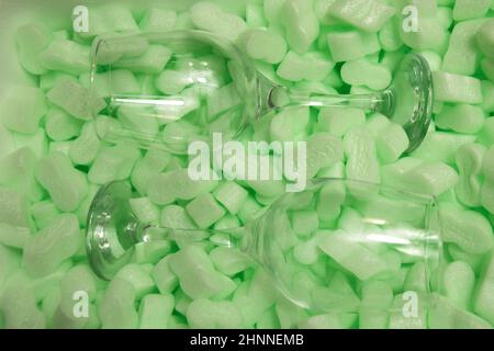 Styropor granulare Verpackungsfüller für Pakete, Schutzverpackung . Glasschutz, sterilisierte Gläser. Umweltfreundliche Verpackung Stockfoto