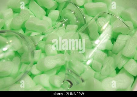 Styropor granulare Verpackungsfüller für Pakete, Schutzverpackung . Glasschutz, sterilisierte Gläser. Umweltfreundliche Verpackung Stockfoto