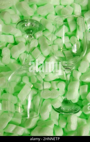 Styropor granulare Verpackungsfüller für Pakete, Schutzverpackung . Glasschutz, sterilisierte Gläser. Umweltfreundliche Verpackung Stockfoto