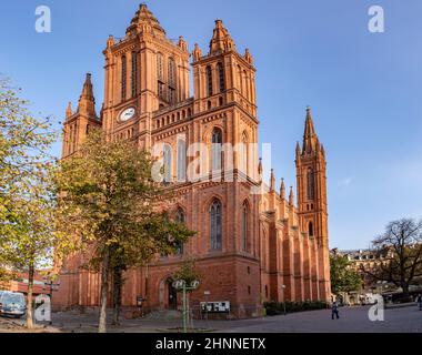 Die Marktkirche ist die evangelische Hauptkirche in Wiesbaden, der Landeshauptstadt von Hessen. Die neugotische Kirche am zentralen Schlossplatz Stockfoto