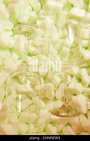 Styropor granulare Verpackungsfüller für Pakete, Schutzverpackung . Glasschutz, sterilisierte Gläser. Umweltfreundliche Verpackung Stockfoto