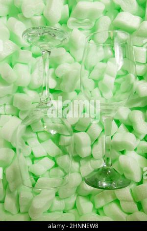 Styropor granulare Verpackungsfüller für Pakete, Schutzverpackung . Glasschutz, sterilisierte Gläser. Umweltfreundliche Verpackung Stockfoto