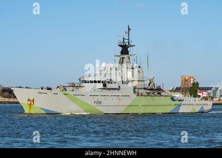 Das Royal Navy-Offshore-Patrouillenschiff HMS Severn (P282) verließ Portsmouth, Großbritannien, am Morgen des 17th. Februar 2022. Stockfoto