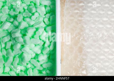 Luftbeutel für die Verpackung. Lieferung aus dem Online-Shop in einer Box Styropor granulare Verpackungsfüller für Pakete, Protective Packaging grün Stockfoto