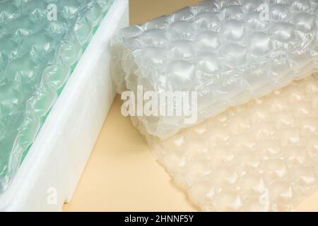 Luftbeutel für die Verpackung. Lieferung aus dem Online-Shop in einer Box Styropor granulare Verpackungsfüller für Pakete, Protective Packaging grün Stockfoto