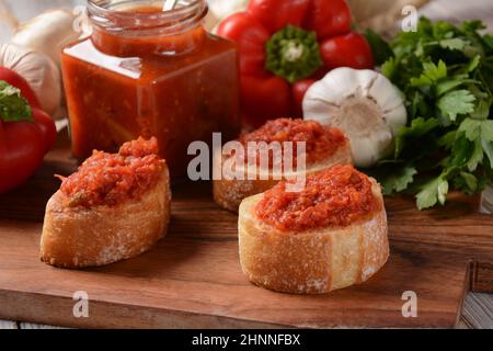 Ajvar, ein köstlich geröstetes Gericht mit rotem Pfeffer und Auberginen. Traditionelles mazedonisches serbisches Gericht aus roten Paprika, Auberginen und Knoblauch, Lutenitz Stockfoto