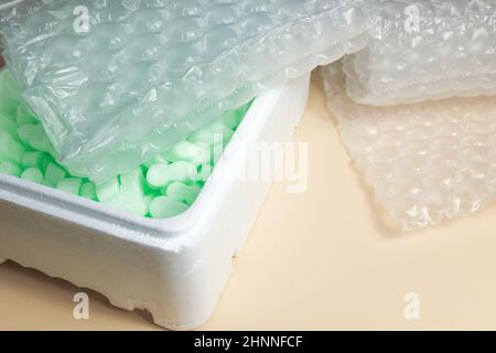 Luftbeutel für die Verpackung. Lieferung aus dem Online-Shop in einer Box Styropor granulare Verpackungsfüller für Pakete, Protective Packaging grün Stockfoto