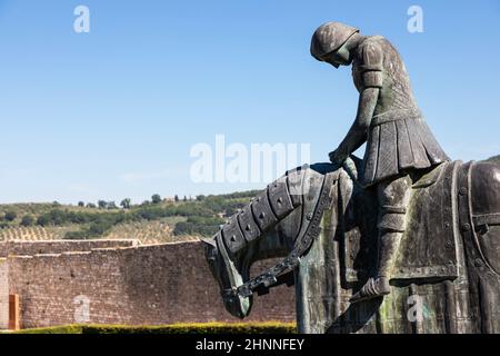 Assisi Dorf in Umbrien, Italien. Statue des heiligen Franziskus. Die Stadt ist berühmt für die wichtigste italienische Basilika, die dem Heiligen Franziskus geweiht ist - San Francesco. Stockfoto