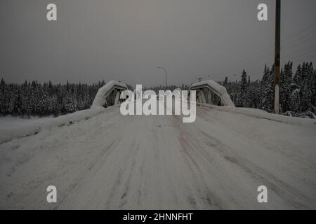 Brücke über den Takhini River, Yukon, Kanada Stockfoto