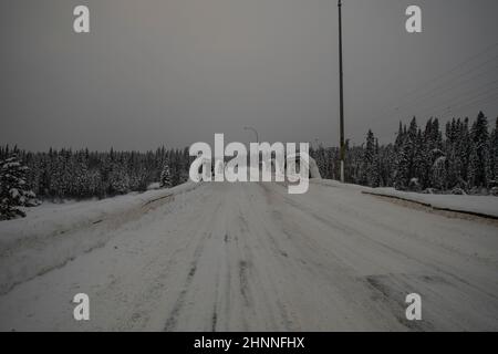 Brücke über den Takhini River, Yukon, Kanada Stockfoto