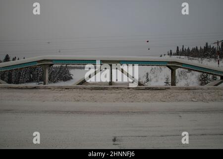 Brücke über den Takhini River, Yukon, Kanada Stockfoto