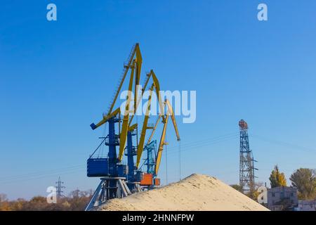 Kran laden industrielle Frachtschiff mit Kies Stockfoto