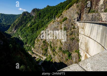 Das Wasserkraftwerk Barajul vidraru in den karpaten Rumäniens Stockfoto