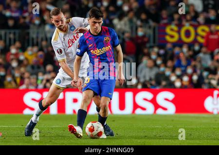 BARCELONA, SPANIEN - 17. FEBRUAR: Während des UEFA Europa League-Spiels zwischen dem FC Barcelona und dem SSC Napoli am 17. Februar 2022 im Camp Nou in Barcelona, Spanien (Foto: DAX Images/Orange Picturs) *** Local Caption *** Fabian Ruiz, Pedri Stockfoto