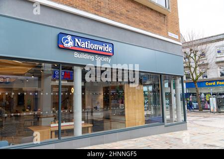 Vorderseite der Nationwide Building Society im Stadtzentrum von Wolverhampton mit dem Firmenbranding Stockfoto