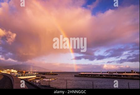 Magisches Licht über Ponta Delgada, Sao Miguel Insel, Azoren Reiseziel. Stockfoto