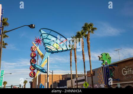 Historisches, ikonisches Vegas Neonschild in Old Las Vegas, dem klassischen Viertel in der Fremont Street. Das Neonschild symbolisiert ein Trinkglas. Stockfoto