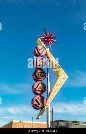 Historisches, ikonisches Vegas Neonschild in Old Las Vegas, dem klassischen Viertel in der Fremont Street. Es zieht Touristen aus der ganzen Welt an. Stockfoto