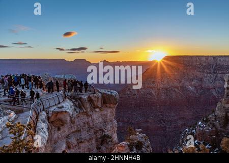 Die Menschen beobachten den Sonnenaufgang am mather Point am Grand Canyon Stockfoto