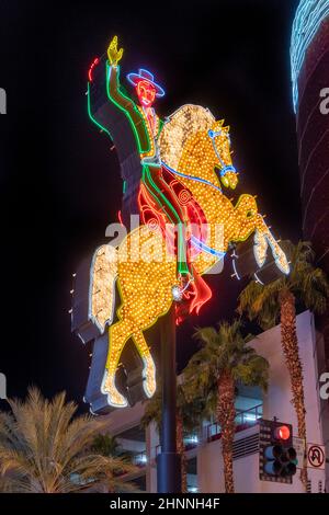 Das berühmte Fremont Street Hacienda Horse and Rider Schild leuchtet nach einer vollständigen Restaurierung in Las Vegas, Nevada, hell auf Stockfoto