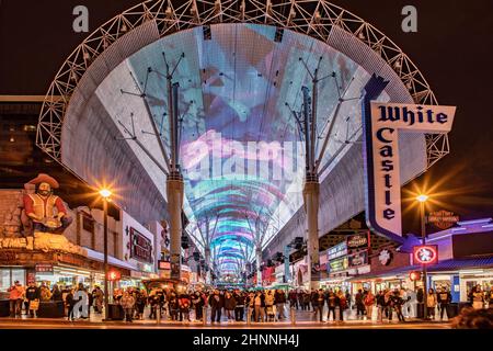 Fremont Street mit vielen Neonlichtern und Touristen in der Innenstadt von Las Vegas. Es war die erste asphaltierte Straße in Las Vegas im Jahr 1925 Stockfoto