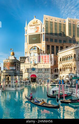 Touristen genießen die Gondelfahrt im venezianischen Hotel und Casino in Las Vegas, USA Stockfoto