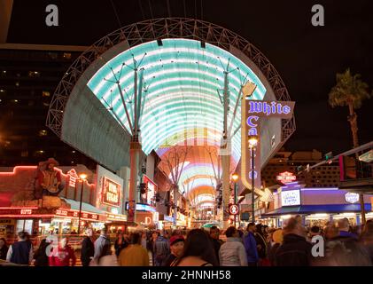 Fremont Street mit vielen Neonlichtern und Touristen in der Innenstadt von Las Vegas. Es war die erste asphaltierte Straße in Las Vegas im Jahr 1925 Stockfoto