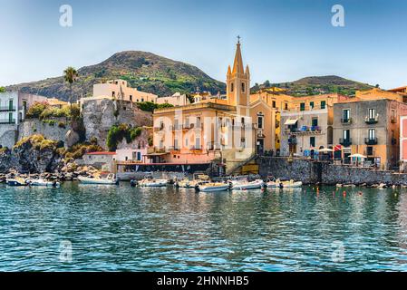 Der Hafen von Marina Corta in Lipari, Äolischen Inseln, Italien Stockfoto