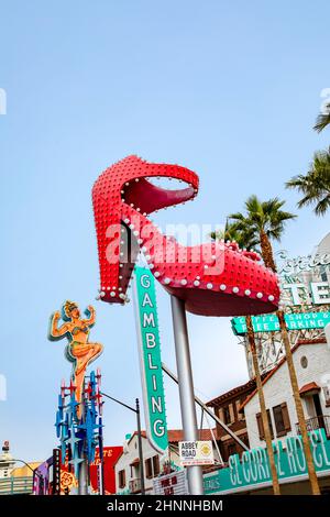 Amous Ruby Slipper Neonschild, Downtown Las Vegas, in der Nähe der Fremont Street Experience. Las Vegas ist für seine historischen Neonschilder bekannt. Stockfoto