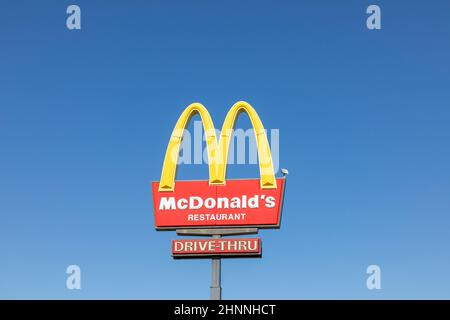 Das Schild von MC Donald unter blauem Himmel in der Nähe von Bridgeport, USA Stockfoto