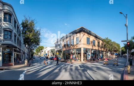 Die Menschen genießen einen warmen Frühlingstag in der Altstadt von San Luis Opisto an der historischen Hauptstraße von Monterey Stockfoto