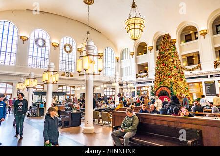 Die Leute entspannen sich und warten auf den Zug im historischen Union Station in Denver, Colorado Stockfoto