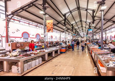 Interieur des traditionellen portugiesischen Marktes in Loule, Algarve, Portugal. Dieser Markt ist die größte Markthalle der algarve. Stockfoto