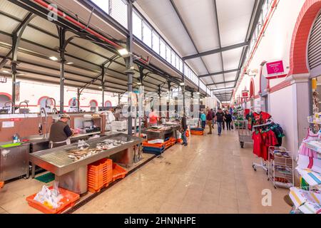 Interieur des traditionellen portugiesischen Marktes in Loule, Algarve, Portugal. Dieser Markt ist die größte Markthalle der algarve. Stockfoto