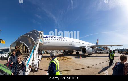 Am Flughafen Lissabon steigen Menschen aus Lufthansa-Flugzeugen an Bord Stockfoto