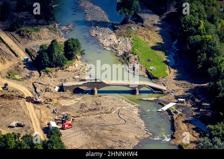 Luftaufnahme, überflutetes Gebiet an der Ahr mit zerstörter Brücke im Landkreis Dümpelfeld, Adenau, Ahrflut, Ahrtal, Rheinland-Pfalz Stockfoto